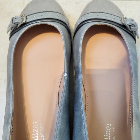 Cute Naturalizer Grey Metallic Snake skin flats heels with belt buckle design - Picture 2 of 5